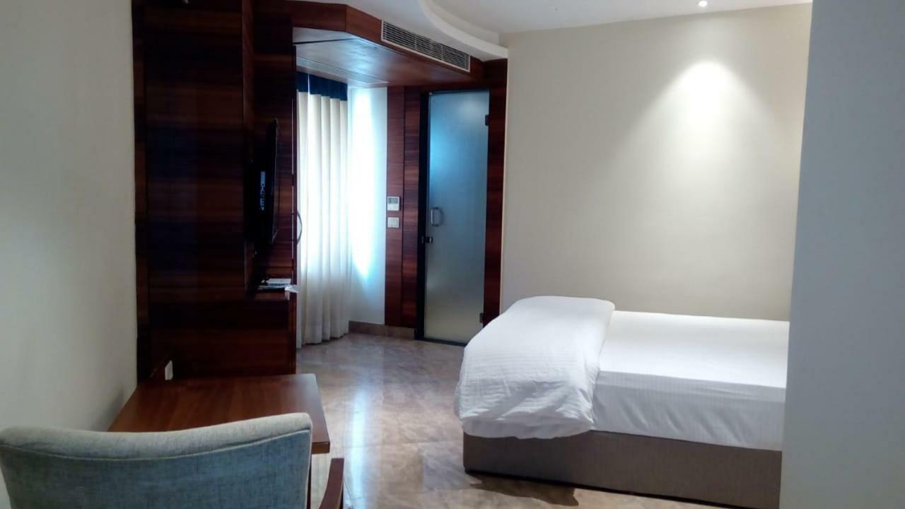 Kings Crown Salt Lake Kolkata Bagian luar foto