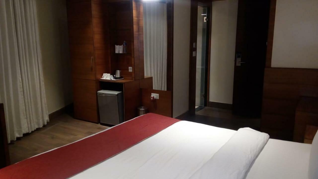Kings Crown Salt Lake Kolkata Bagian luar foto