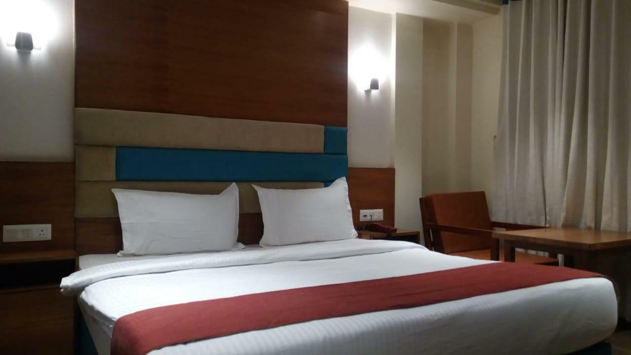 Kings Crown Salt Lake Kolkata Bagian luar foto